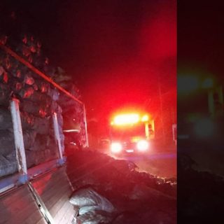 Corrientes: incendio en un camión cargado con carbón