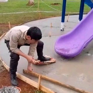 Garaví renueva su plaza con un nuevo juego infantil