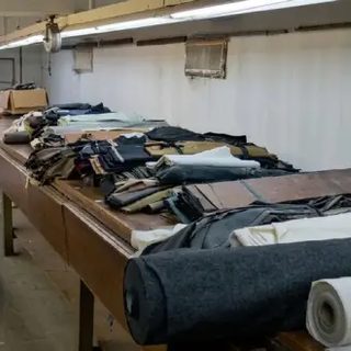 Remate en Florida: liquidan todo tras el cierre de una sastrería histórica
