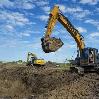 Corrientes refuerza un terraplén y alista albergues en Paso de la Patria