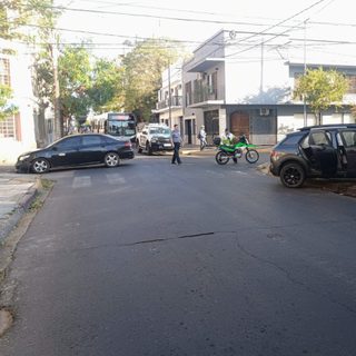 Chocan dos autos y uno termina contra una pared en Corrientes
