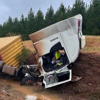 Volcó un camión en la Ruta 14 al esquivar un animal suelto