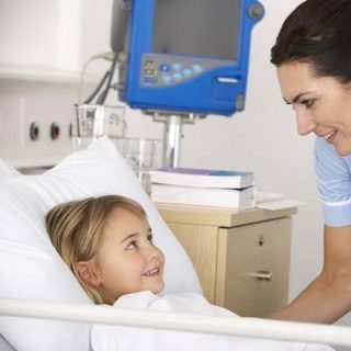Qué hace un auxiliar de enfermería, una labor clave en salud