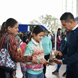 Anteojos gratis para chicos: operativo ocular en dos barrios