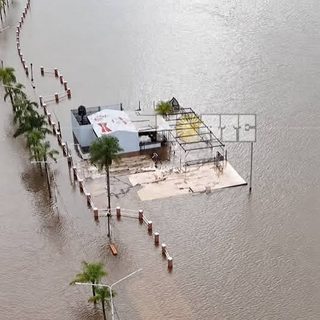 Creciente del Paraná: una familia de Galván vive sobre tarimas y pide ayuda