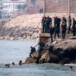 España manda al Ejército a Ceuta por la llegada masiva de migrantes