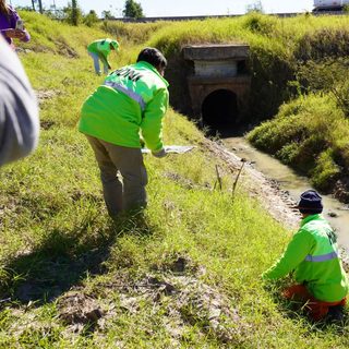 Un camión desobstructor mejora el desagüe pluvial en la ciudad