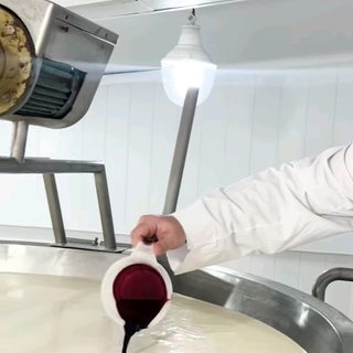 Un emprendimiento de Tres Arroyos creó el primer queso de frutilla del país