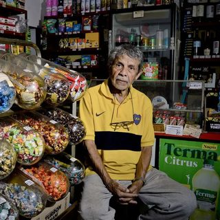 A los 82 años, sigue al frente del almacén que abrió en 1974