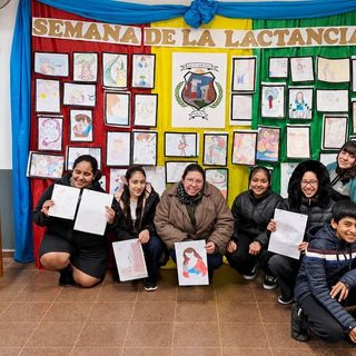 Estudiantes premiados por concurso artístico sobre lactancia materna