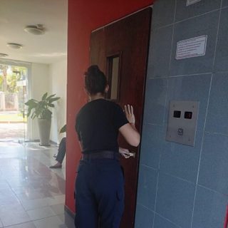 Bomberos rescataron a una mujer atrapada en un ascensor