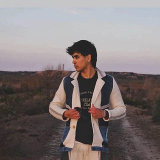 Diseñan sacos con trapos de piso, rejillas y jeans