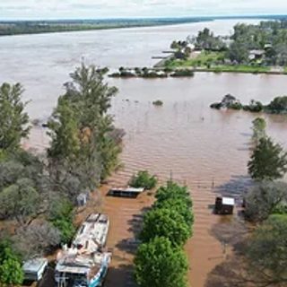 Crecida del río Uruguay: evacúan familias en Concordia y Paso de los Libres