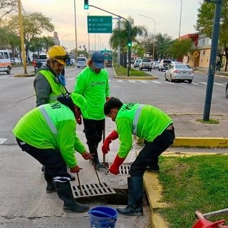 Limpian sumideros en el Corredor Belgrano para evitar anegamientos