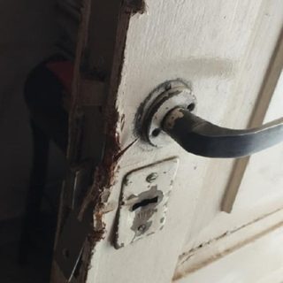 Barretearon la puerta y robaron perfumes y alhajas en el 17 de Agosto