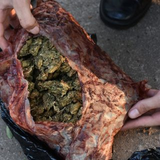 Un perro detectó marihuana escondida con café en un auto
