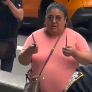 Atacó al azar con cuchillos en Times Square y murió a tiros