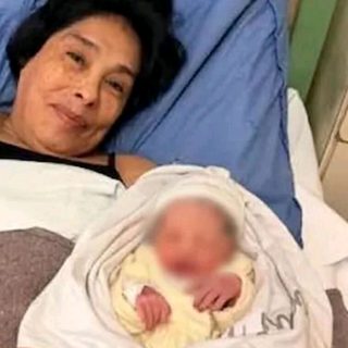 A los 62 años fue madre por primera vez