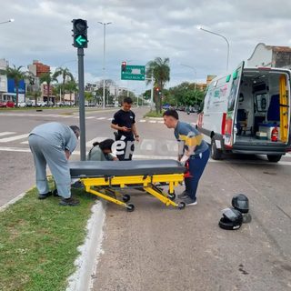 Motociclista cayó en 3 de Abril y Alberdi y fue trasladado al Hospital Escuela