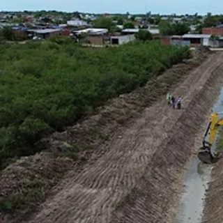 Refuerzan limpieza de un canal clave antes de las lluvias de El Niño