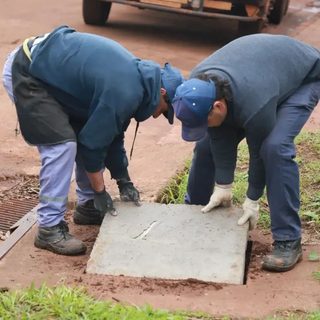 Reparan y reponen tapas de sumideros en toda la ciudad