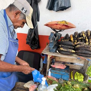 Don Miguel: el vendedor que abre su puesto a las 4 AM