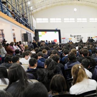Valdés entregó 600 notebooks y asfalto en Virasoro