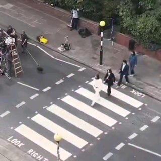 Los actores que serán los Beatles recrearon la foto de Abbey Road