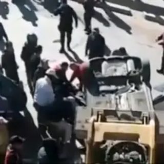 Un muerto y varios heridos al caer dos autos de un puente