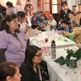 Abuelos enseñan a hacer adornos navideños con material reciclado