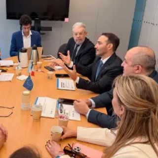 Valdés vuelve de Europa y busca financiamiento para obras energéticas