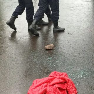 Rompió el vidrio de un auto para robar y la detuvieron a metros de un destacamento