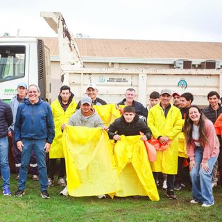 Santo Tomé entregó capas de lluvia a Recolección