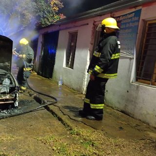 Balearon una vivienda y quemaron un auto en Alvear