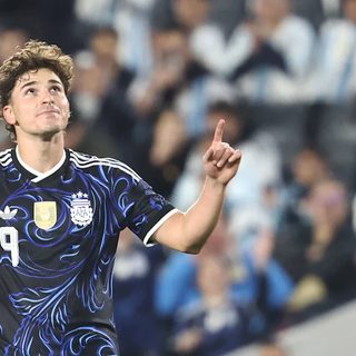 Julián Álvarez evalúa cambiar de agente tras un verano tenso