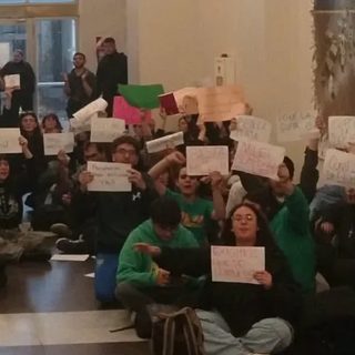 Estudiantes ocuparon la Secretaría de Educación y el Gobierno denunciará