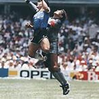 Subastarán la pelota con la que Maradona hizo sus históricos goles ante Inglaterra