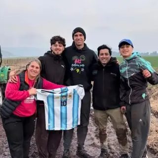 El Dibu Martínez quedó embarrado y terminó regalando su campera
