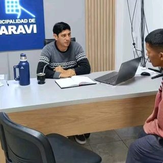 Garaví acompaña a un jugador de la Selección de Talla Baja