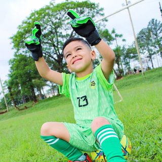 Valentino cumple 5 años y su familia lo celebra a puro fútbol