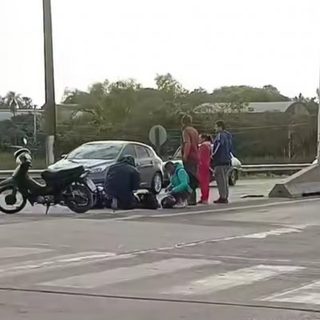 Una ambulancia no se detuvo junto a una motociclista accidentada en Corrientes