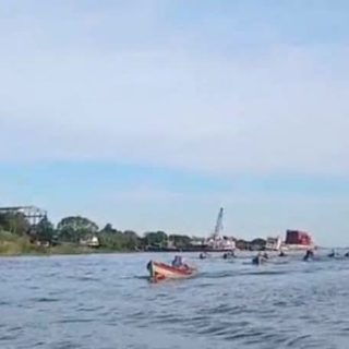 Canoeros rodearon a Prefectura para frenar un operativo pesquero