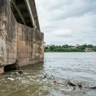 Choque de barcazas reaviva el alerta por las defensas del puente Belgrano