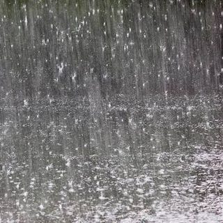 Lluvia intensa en Santo Tomé: calles anegadas y un poste caído