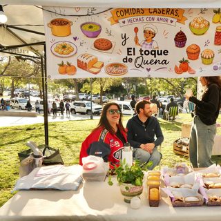Emprendedores locales exhiben sus productos en el Anfiteatro