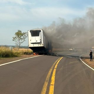 Se incendió en Ruta 14 un camión chileno con pescado