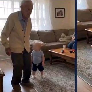 Un bebé imitó a su bisabuelo de 94 años al caminar