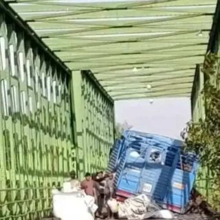 Reparan un puente tras quedar atascado un camión