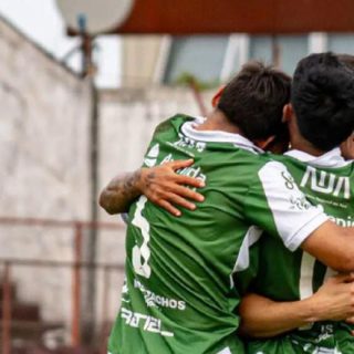 Mandiyú goleó 4-0 a Huracán y se acerca al líder