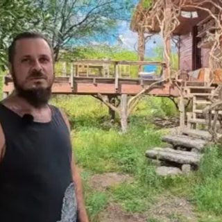Dejó Buenos Aires y se construyó una casa vikinga en Traslasierra